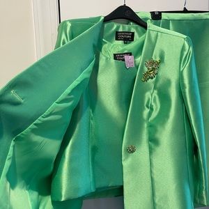 NEW: Lily & Taylor Couture Suit, (Size 20) Green w/ gorgeous pendant and button